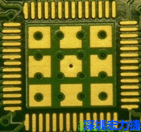 這個通孔的設計勉強可以接受，只剩下正中間一個通孔沒有塞孔，而且孔徑也變小了。