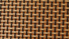 圖片只是示意圖，并不是真正的玻纖布，基本上由經(jīng)緯兩股材料交錯編織而成，經(jīng)緯的交錯間如果有空隙，就容易藏水分，所以一般會以透氣性來檢查其密合度。