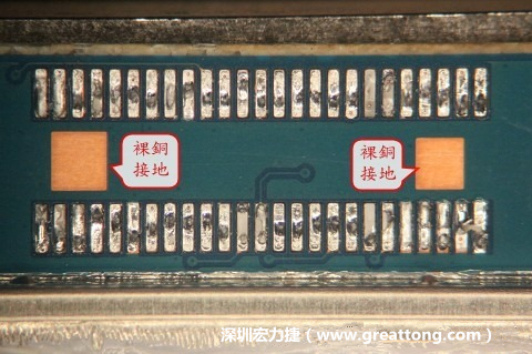 把板對板連接器全部移除，發(fā)現(xiàn)其下方板子共有兩個裸銅的方形設(shè)計。