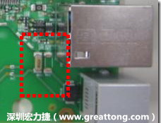 有人認(rèn)為電容旁邊已經(jīng)有螺絲將電路板固定于機(jī)殼上了，不應(yīng)該發(fā)生電路板彎曲的現(xiàn)象才對。