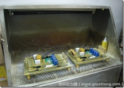 使用噴涂(Spraying)方式作業(yè)conformal coating時，需設(shè)備抽真空的設(shè)備，否則噴涂的物質(zhì)會飄散到空氣當中，影響人體的健康。