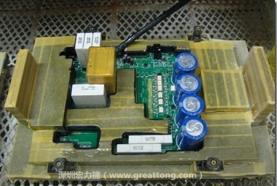 Conformal coating噴涂作業(yè)時可以使用治具把一些不可以噴涂到的地方及零件覆蓋起來，以免絕緣物質(zhì)噴涂到一些需要作導電接觸的地方。