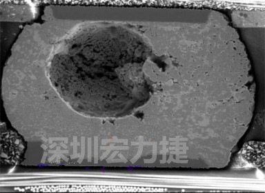 錫球氣泡大到足以影響到焊接的品質(zhì)，下圖是錫球切片后的剖面，可以很明顯看到氣泡已經(jīng)有錫球的 1/3 大了