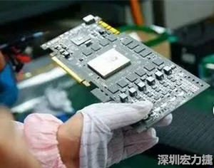 在當(dāng)前的產(chǎn)業(yè)鏈整合和協(xié)同發(fā)展創(chuàng)新的戰(zhàn)略轉(zhuǎn)型期，PCB高密度化和PCB新功能化和智能化，輕、薄、細(xì)、小的發(fā)展帶來的產(chǎn)品散熱、精密布局、封裝設(shè)計(jì)等也為上游CCL產(chǎn)業(yè)的創(chuàng)新提出了更為嚴(yán)苛的要求。