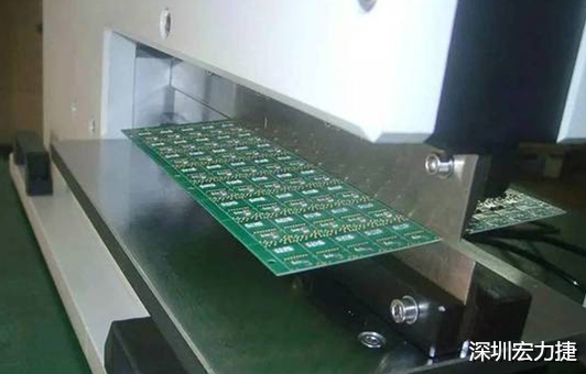 基本上V-Cut就是破壞板子結(jié)構(gòu)的元兇，因?yàn)閂-Cut就是在原來(lái)一大張的板材上切出溝槽來(lái)，所以V-Cut的地方就容易發(fā)生變形。