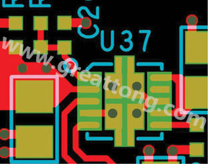 因孔徑過大，焊料沿孔壁爬溢流出