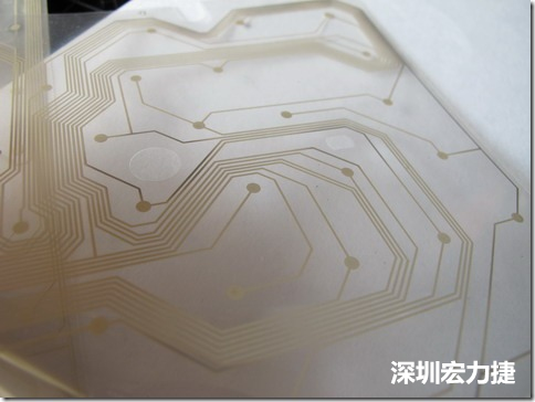 下面第二個(gè)圖則是另一片也有著按鍵線路的PTF，當(dāng)上、下兩面PTF的按鍵結(jié)點(diǎn)互相接觸后就可以計(jì)算出是哪個(gè)按鍵被按下了?？墒钱?dāng)按鍵沒有按下時(shí)，上下兩片PTF的線路則是分開的，所以上圖那片PTF的線路上面其實(shí)還另外覆蓋了另一層透明的PET作為絕緣層，只露出了需要在鍵盤按下時(shí)才會(huì)碰觸的接觸點(diǎn)，因?yàn)檫@些材質(zhì)使用的都是Polymer，所以才撐這樣的技術(shù)為Polydome(聚合簧片)。