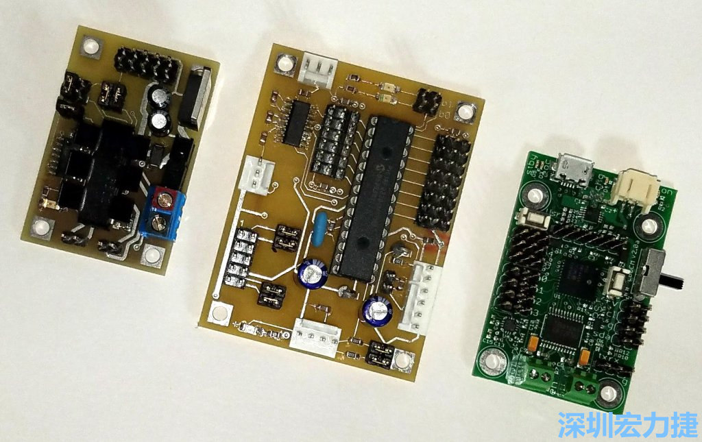 透過機器PCBA組裝，可以讓右邊那塊小板子做到左邊兩塊板子加在一起可以做的事