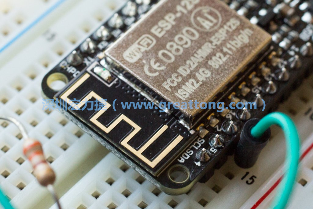 Adafruit Feather板上的無線電天線。