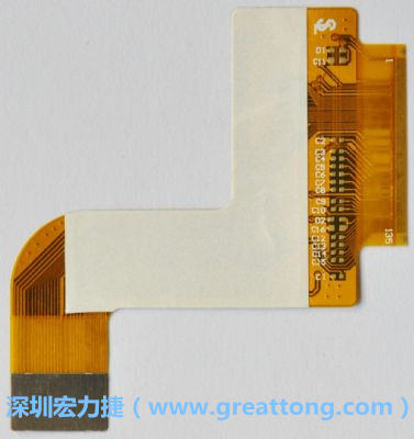 FPCB并非可無限制撓曲，為避免過度撓曲拉扯造成銅箔斷裂，一般在較長條型板材會貼附補強貼片。