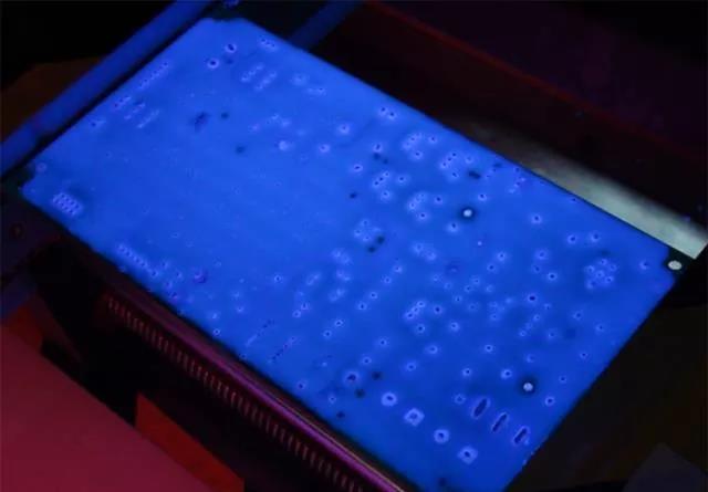 經(jīng)過涂覆工藝后的PCB，在紫光燈下的拍攝效果，原來coating也可以這么美！