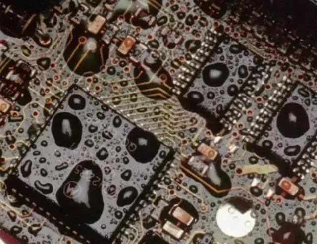 經(jīng)過涂覆工藝后的PCB，在表面形成透明的保護(hù)膜，能有效防止水珠和潮氣侵入，避免漏電和短路。