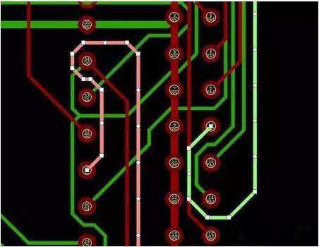 通過(guò)自動(dòng)優(yōu)化導(dǎo)線形狀消除導(dǎo)線打彎(用線段近似弧線只是為了顯示沒(méi)有弧線的任何角度例子)。