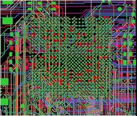 圖18：BGA布線。(頂部)傳統(tǒng)的自動(dòng)布線器。38個(gè)網(wǎng)絡(luò)沒(méi)有完成布線。(底部)任意角度的拓?fù)涫阶詣?dòng)布線器。所有網(wǎng)絡(luò)都完成了布線。