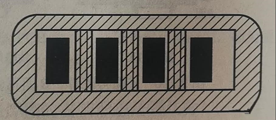 在兩個(gè)焊盤之間有導(dǎo)線通過時(shí)，應(yīng)采取PCB阻焊設(shè)計(jì)，以防止焊接短路